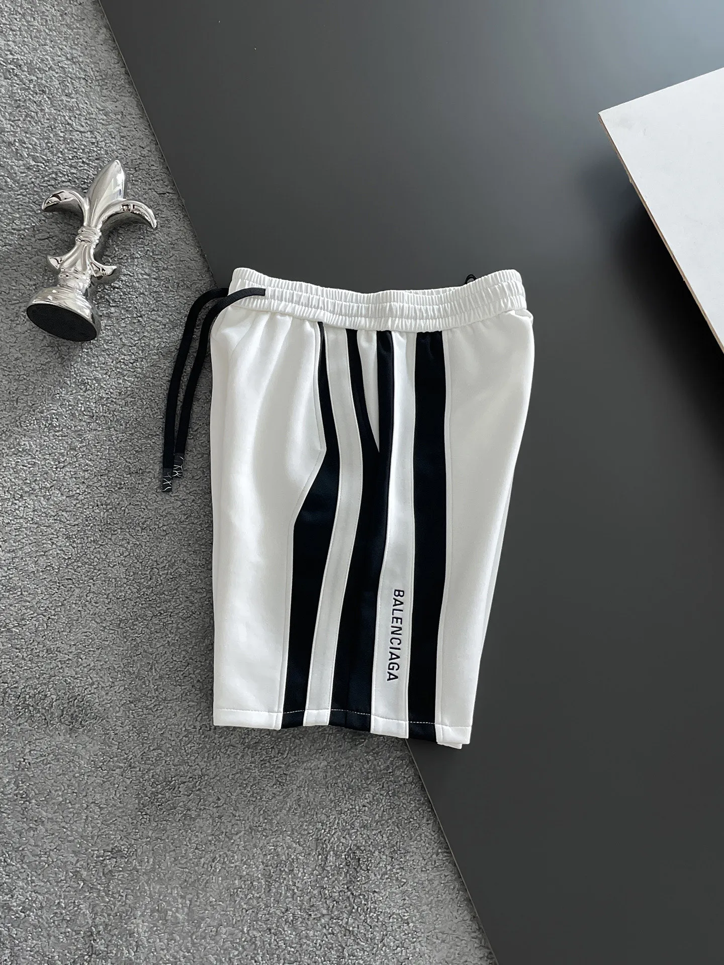 Balenciaga's three-standard complete 2026 summer New Arrival men's casual shorts, advanced custom-made Breathable fabric, Breathable fabric, extremely stretchy and comfortable, impeccable details, top-grade accessories, original logo design concept, delicate and soft feel! The upper body fit is awesome! Size: M-XXXL Please state your height and weight when ordering